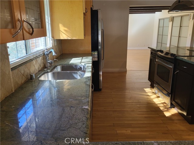 Detail Gallery Image 5 of 22 For 5700 Kelvin, Woodland Hills,  CA 91367 - 3 Beds | 3 Baths