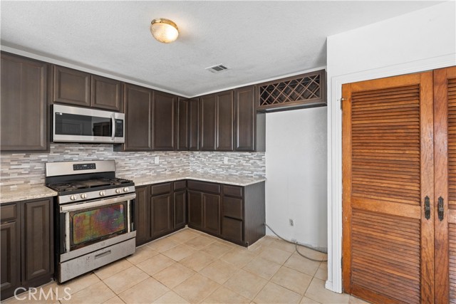 Detail Gallery Image 9 of 33 For 18891 Shoshonee Rd, Apple Valley,  CA 92307 - 3 Beds | 2 Baths