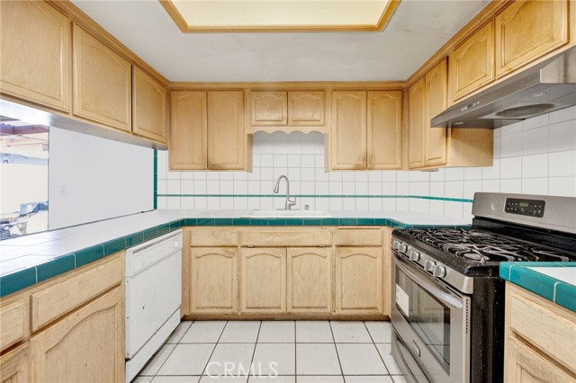 Detail Gallery Image 17 of 30 For 15129 Wyandotte St, Van Nuys,  CA 91405 - 4 Beds | 2 Baths