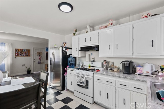 Detail Gallery Image 8 of 23 For 11816 Victory Bld, North Hollywood,  CA 91606 - 4 Beds | 2 Baths