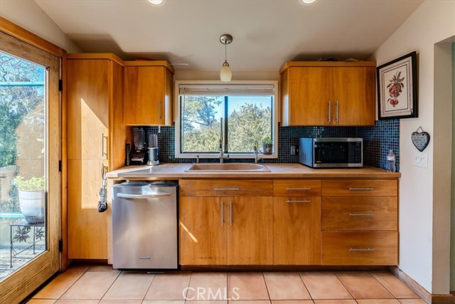 Detail Gallery Image 14 of 53 For 870 Suffolk St, Cambria,  CA 93428 - 3 Beds | 2/1 Baths