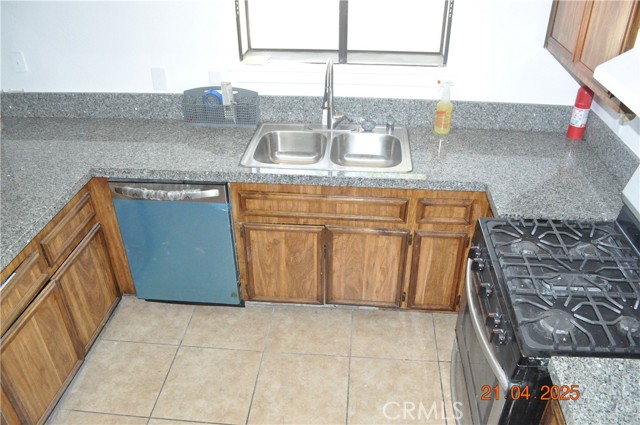 15063 Dakota Street, Victorville CA: https://media.crmls.org/medias/bbfdc125-6cbe-49c4-8d79-04f12d7c1483.jpg