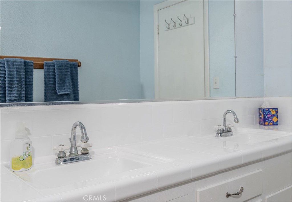 https://media.crmls.org/medias/bbfefd61-2d0f-4bd8-a024-cfbead466800.jpg?preset=X-Large
