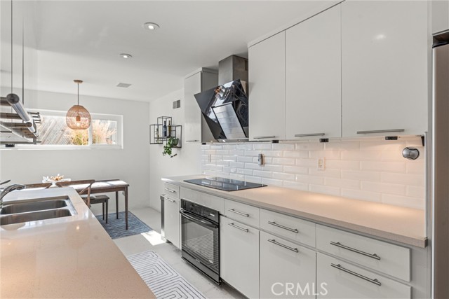 1230 Horn Avenue, West Hollywood CA: https://media.crmls.org/medias/bc0191ee-8132-4011-9ccc-579c43f3ad36.jpg