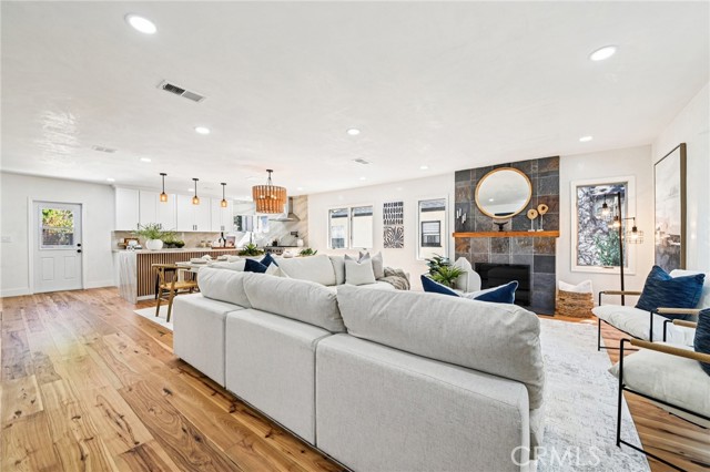 Detail Gallery Image 4 of 58 For 8454 Naylor Ave, Los Angeles,  CA 90045 - 3 Beds | 2 Baths