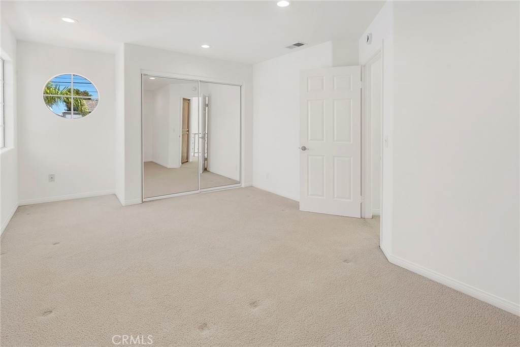 https://media.crmls.org/medias/bc0e2e81-e1c1-4edf-9464-42cc3ee3990c.jpg?preset=X-Large