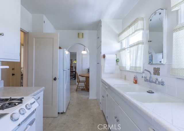 132 St Joseph Avenue, Long Beach CA: https://media.crmls.org/medias/bc105e2c-dd43-45f6-8f5c-d0865e6f847e.jpg