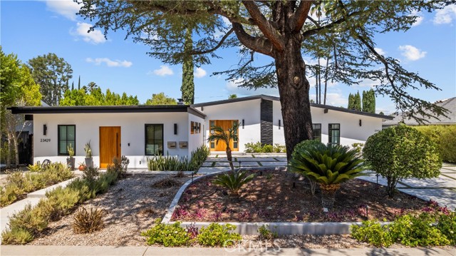 23427 Canzonet Street, Woodland Hills CA: https://media.crmls.org/medias/bc1405e7-cbc6-4901-89b9-8e45930e726d.jpg