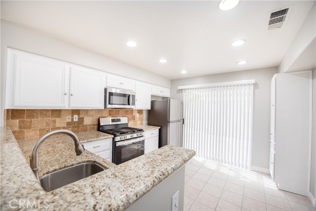 Detail Gallery Image 3 of 8 For 952 Miraflores Dr, Corona,  CA 92882 - 3 Beds | 2 Baths
