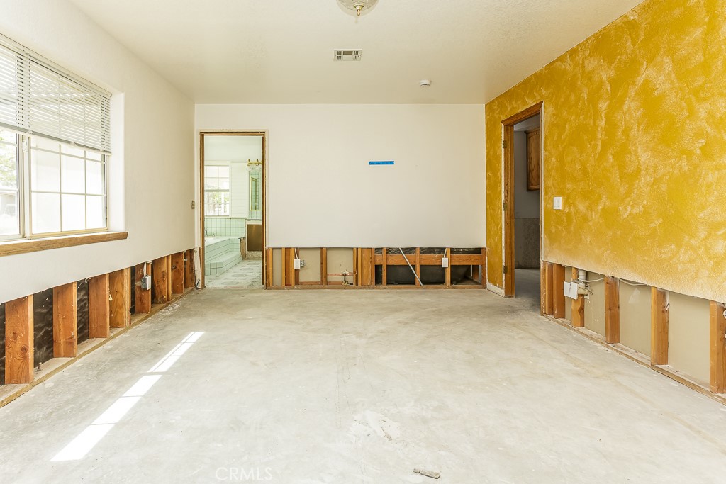 https://media.crmls.org/medias/bc16ba79-fa46-4a98-8336-3d315e28bca8.jpg?preset=X-Large