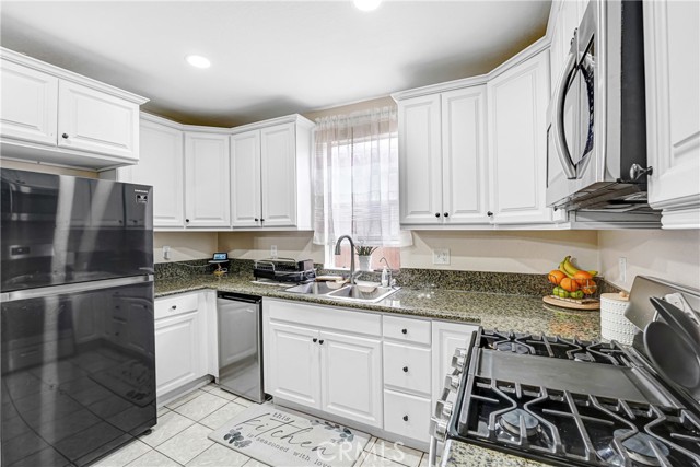 Detail Gallery Image 10 of 33 For 810 E 87th, Los Angeles,  CA 90002 - 4 Beds | 2 Baths