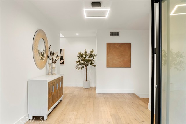 5265 Del Moreno Drive, Woodland Hills CA: https://media.crmls.org/medias/bc195f86-0540-4e9d-ab97-68b6a33cc726.jpg