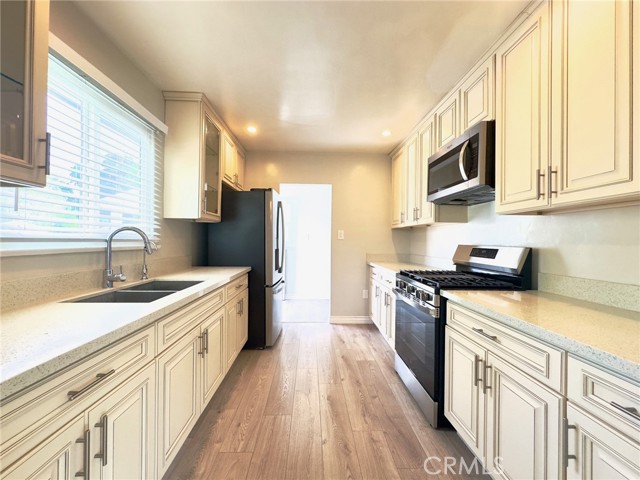 Detail Gallery Image 5 of 11 For 7454 Gaviota, Van Nuys,  CA 91406 - 3 Beds | 1 Baths