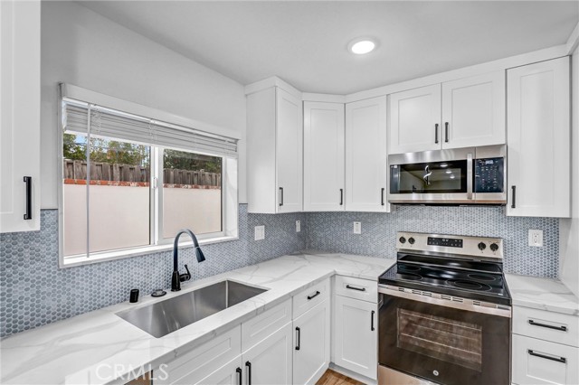 Detail Gallery Image 14 of 25 For 20302 Oxnard, Woodland Hills,  CA 91367 - 3 Beds | 2/1 Baths