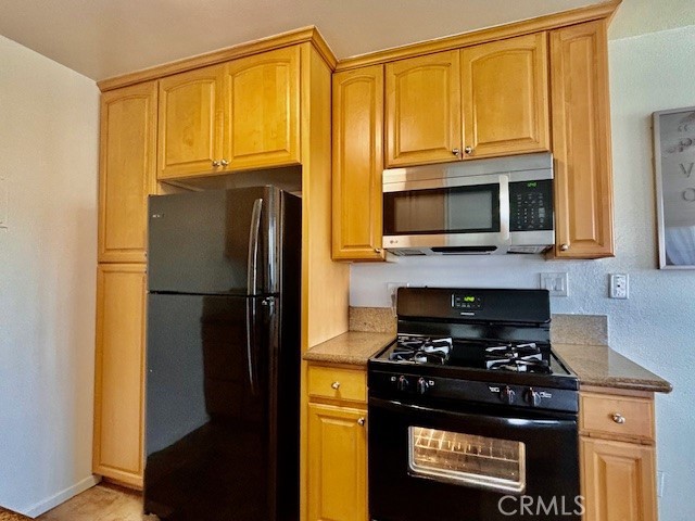 Detail Gallery Image 8 of 21 For 17102 Emerald, Huntington Beach,  CA 92647 - 3 Beds | 2 Baths