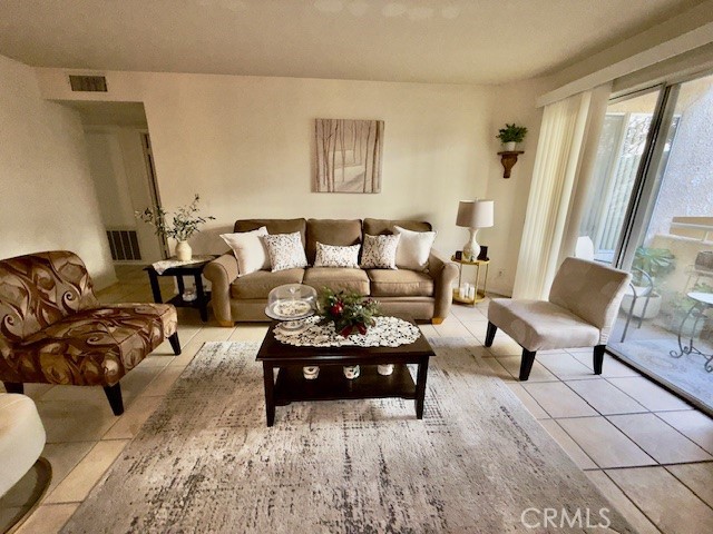 Detail Gallery Image 6 of 24 For 19400 Wyandotte #16,  Reseda,  CA 91335 - 3 Beds | 2 Baths