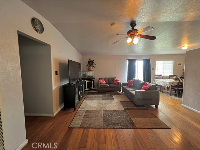 Detail Gallery Image 4 of 23 For 527 E King St, Rialto,  CA 92376 - 3 Beds | 2 Baths