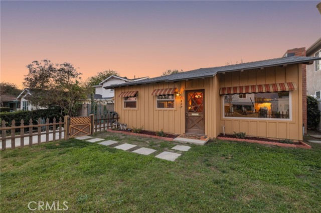 Detail Gallery Image 2 of 45 For 437 N Parish Pl., Burbank,  CA 91506 - 3 Beds | 2 Baths