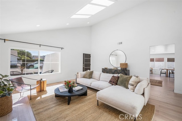 Detail Gallery Image 1 of 26 For 984 Carnation Ave, Costa Mesa,  CA 92626 - 3 Beds | 2 Baths