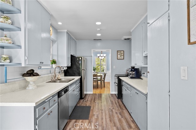 1046 E Grinnell Drive, Burbank CA: https://media.crmls.org/medias/bc3305f0-3002-42ed-839b-e53435d624f3.jpg