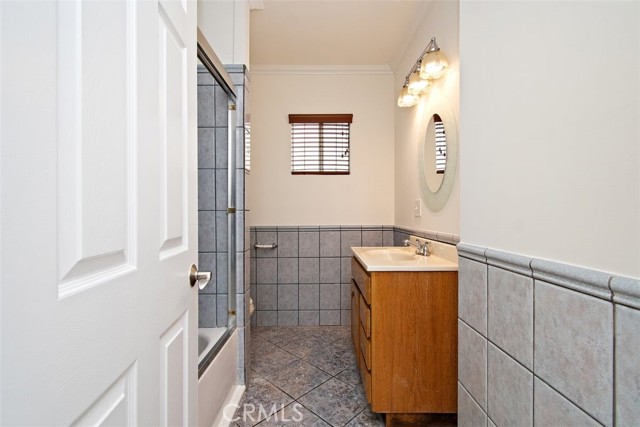 Full Bathroom in hallway