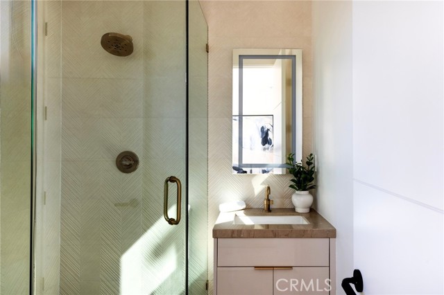 303 1/2 Goldenrod Avenue, Corona del Mar CA: https://media.crmls.org/medias/bc38abdb-dcfd-4ceb-b29a-1b61b1e48d34.jpg