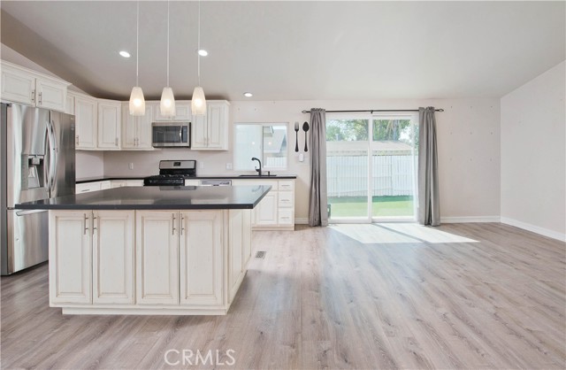 31957 Emerald Lane, Castaic CA: https://media.crmls.org/medias/bc39fd58-4d87-490d-9b6a-fd4786ad2112.jpg