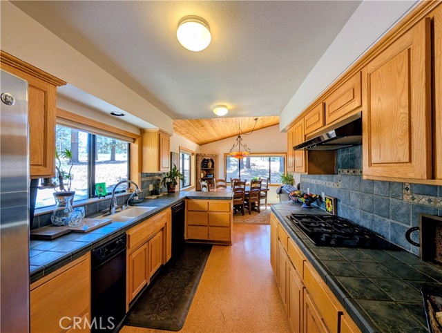 1575 Petersen Lane, Frazier Park CA: https://media.crmls.org/medias/bc3a8c7f-df27-45f5-8790-4d5d9a43c586.jpg