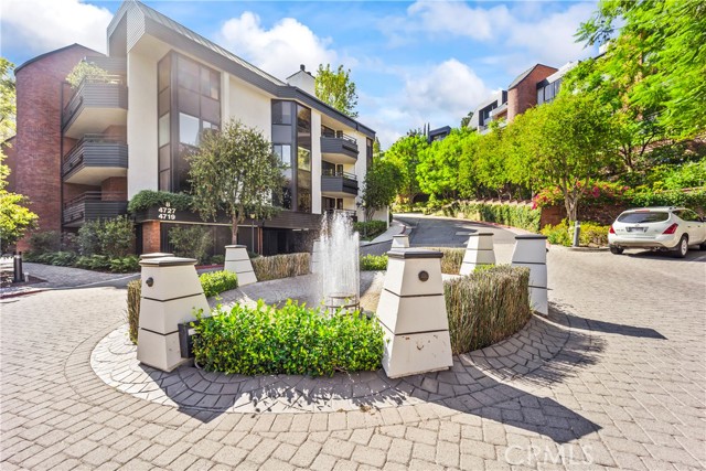 Detail Gallery Image 3 of 40 For 4720 Park Encino Ln #220,  Encino,  CA 91436 - 2 Beds | 2/1 Baths