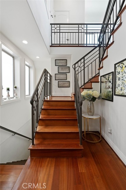 Detail Gallery Image 2 of 43 For 619 10th St, Hermosa Beach,  CA 90254 - 4 Beds | 3/1 Baths