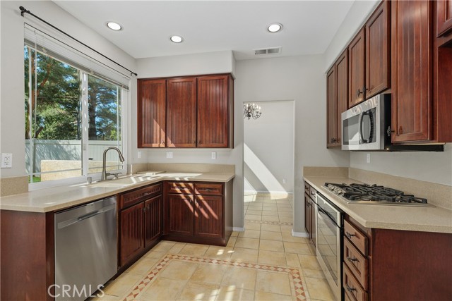 Detail Gallery Image 4 of 42 For 31665 via Cordoba, Temecula,  CA 92592 - 4 Beds | 3 Baths