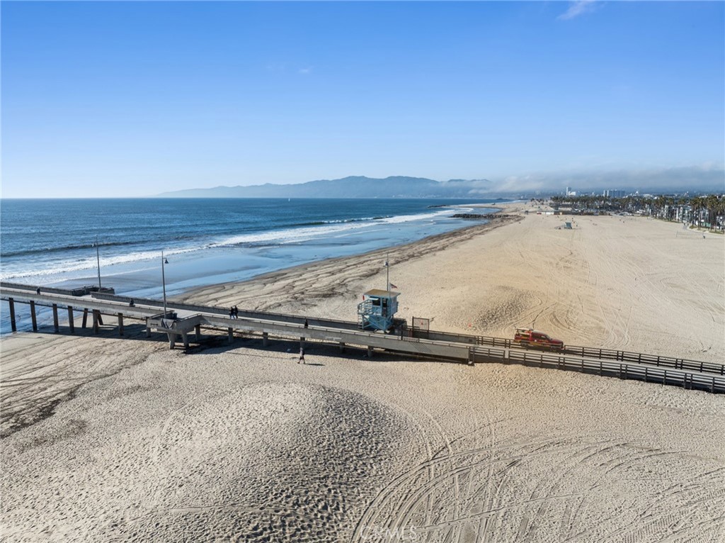 https://media.crmls.org/medias/bc468c2d-f730-425c-81b5-770f41d0ff32.jpg?preset=X-Large
