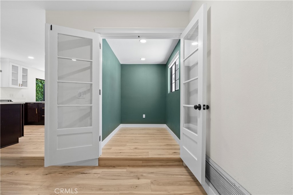 https://media.crmls.org/medias/bc48675a-4432-481d-b162-b19cccab8d27.jpg?preset=X-Large
