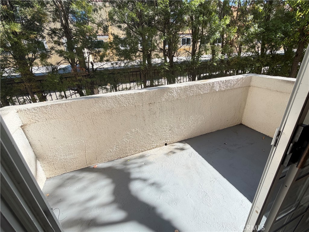 https://media.crmls.org/medias/bc4aeecd-34d9-4ff0-b7d6-c36aa31ecb10.jpg?preset=X-Large