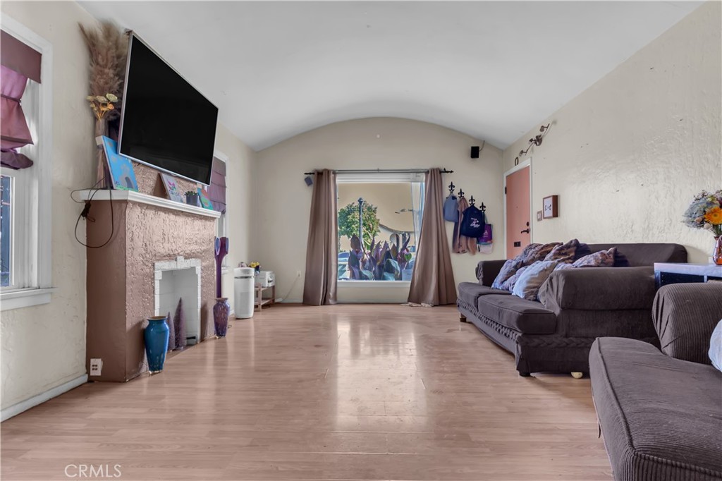 https://media.crmls.org/medias/bc4b7016-1912-45a8-b1b8-be94028468f6.jpg?preset=X-Large