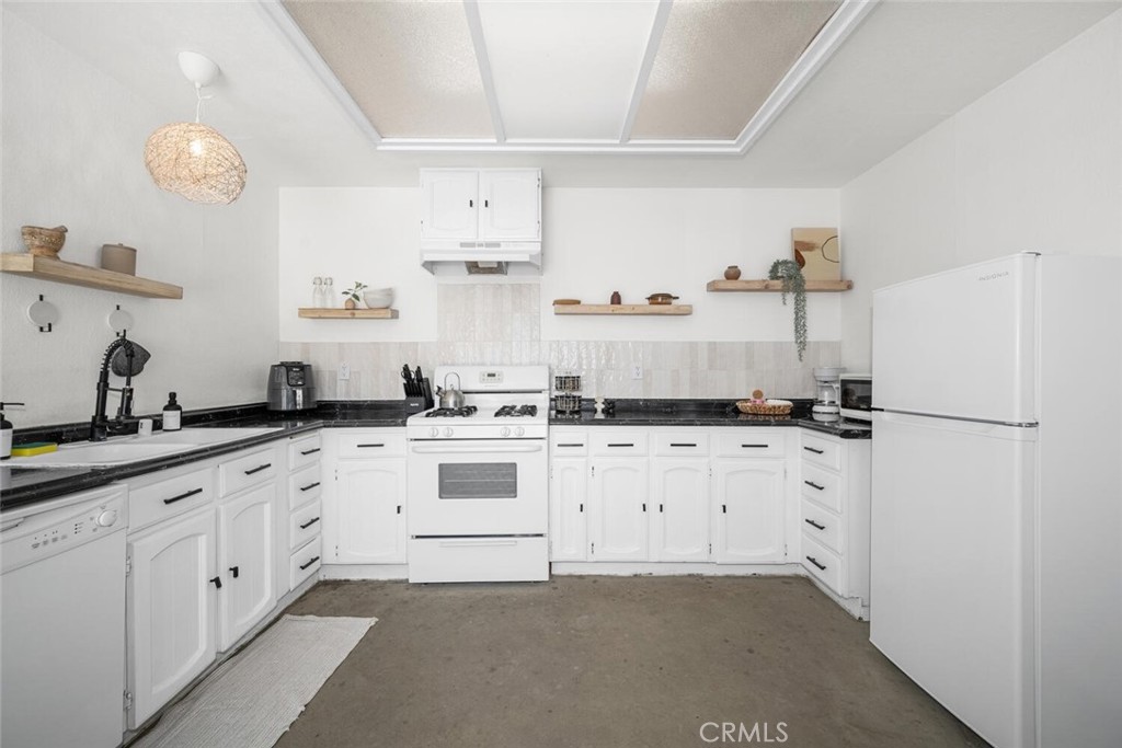 https://media.crmls.org/medias/bc4dced3-9dc5-44b5-b879-fe9b8285d331.jpg?preset=X-Large