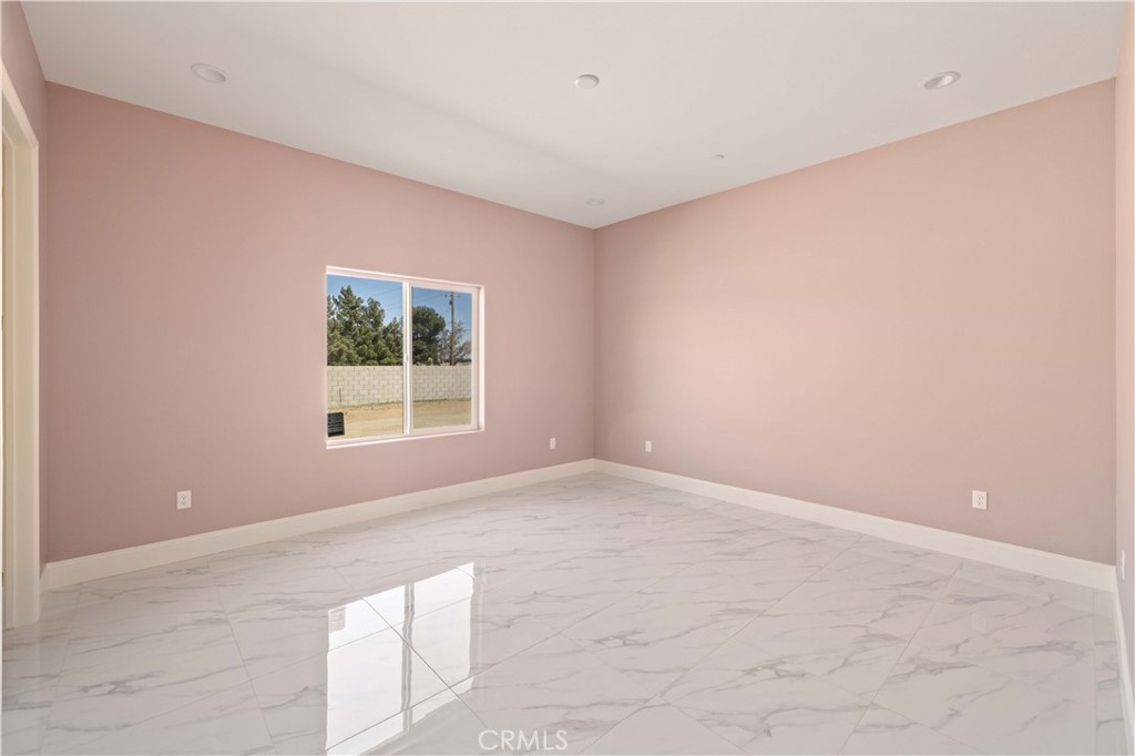 https://media.crmls.org/medias/bc4f172a-5efc-43ab-87ef-532978667c0d.jpg?preset=X-Large