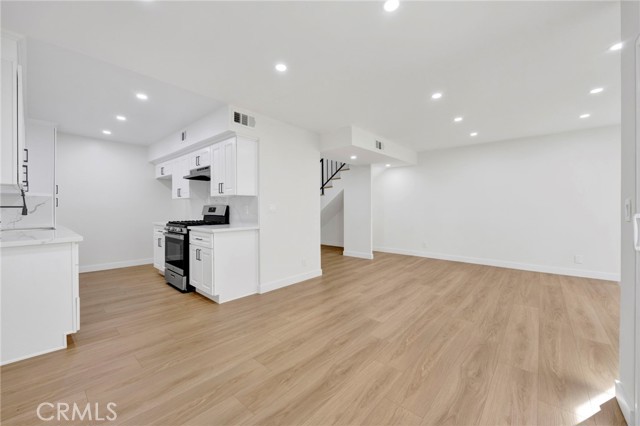 Detail Gallery Image 7 of 30 For 17303 Chatsworth St #4,  Granada Hills,  CA 91344 - 2 Beds | 1/1 Baths