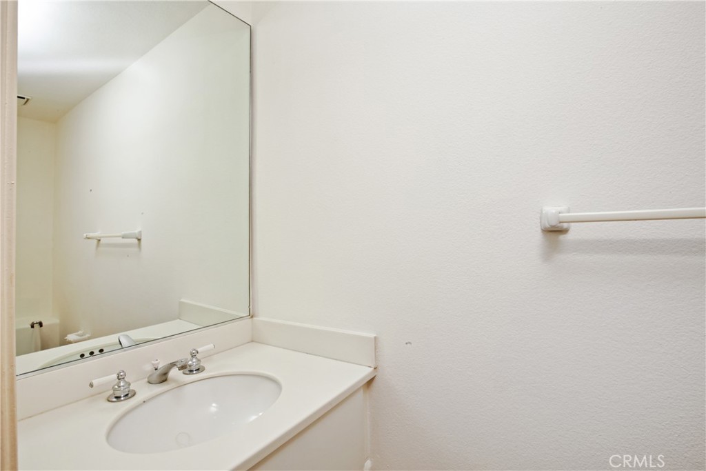 https://media.crmls.org/medias/bc510ca3-1523-4ebc-982e-23a5038092cb.jpg?preset=X-Large