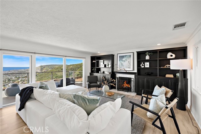 Detail Gallery Image 6 of 36 For 1651 Thurston Dr, Laguna Beach,  CA 92651 - 3 Beds | 3/1 Baths