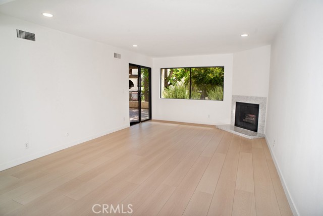 Detail Gallery Image 4 of 17 For 21650 Burbank #115,  Woodland Hills,  CA 91367 - 2 Beds | 2 Baths