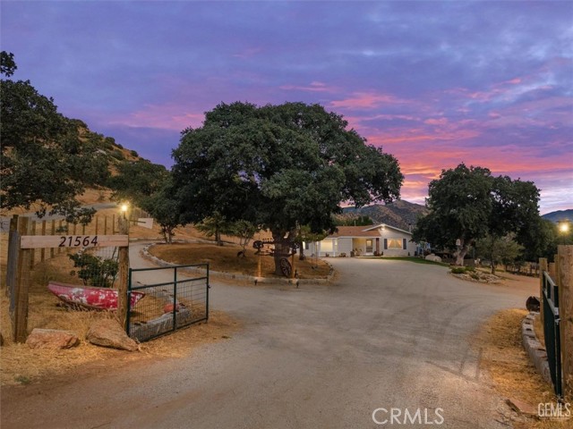 21564 Pine Tree Road, Caliente CA: https://media.crmls.org/medias/bc55aa62-b68c-4127-ad00-6eb7d5c783ed.jpg