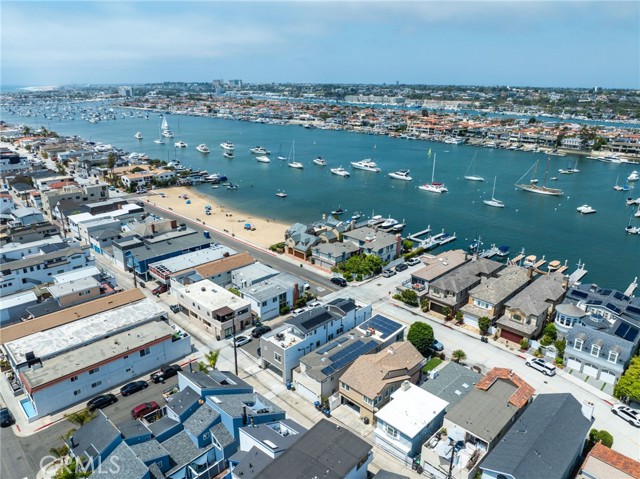 825 W Bay Avenue, Newport Beach CA: https://media.crmls.org/medias/bc59d999-f36c-4120-936f-453075059399.jpg