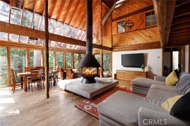 1370 Calgary Drive, Lake Arrowhead CA: https://media.crmls.org/medias/bc59dcd7-1298-4d88-a21a-b12639424274.jpg