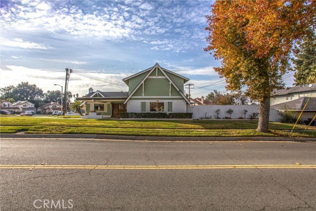 704 Grove Street, Redlands, California 92374, 5 Bedrooms Bedrooms, ,2 BathroomsBathrooms,Single Family Residence,For Sale,Grove,IG25023629