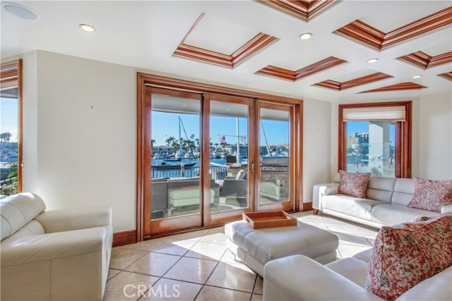 Detail Gallery Image 14 of 53 For 323 via Lido Soud, Newport Beach,  CA 92663 - 4 Beds | 3/1 Baths