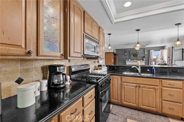 Detail Gallery Image 8 of 33 For 12929 Topaz Cir, Victorville,  CA 92392 - 5 Beds | 3 Baths