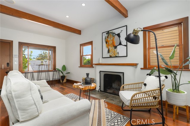 Detail Gallery Image 1 of 31 For 713 Hampden Pl, Pacific Palisades,  CA 90272 - 2 Beds | 1/1 Baths