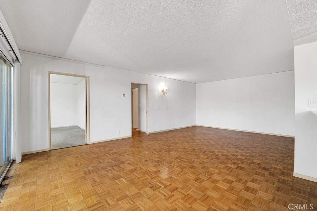 https://media.crmls.org/medias/bc607f4b-ea76-446b-aa91-31603f41f5d7.jpg?preset=X-Large