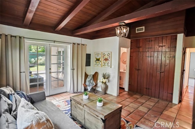 525 Bob Hope Drive, Burbank CA: https://media.crmls.org/medias/bc613ae5-96dd-452d-8387-97a31306c8af.jpg